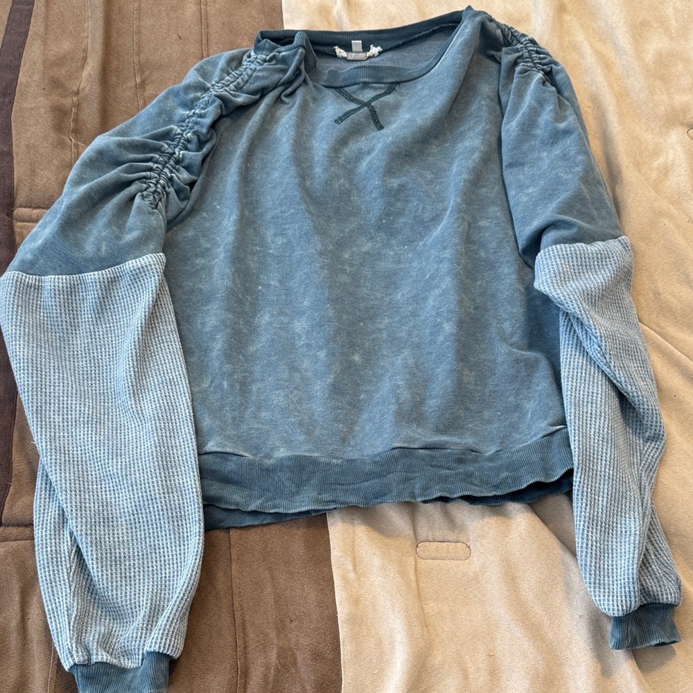 Gimmicks by BKE Blue Ruched Sleeve Sweatshirt